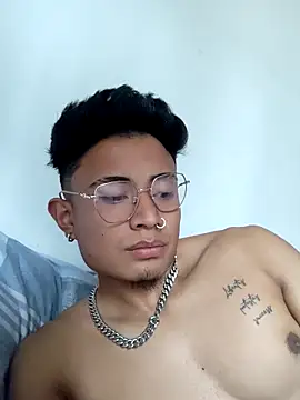 Snapshot of Golden_boy_03 chatting on 10.31.25 Golden boy 03 online show from 10.31.25