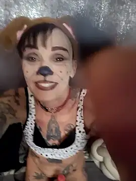 Snapshot of MommyMisfit chatting on 10.02.25 MommyMisfit online show from 10.02.25