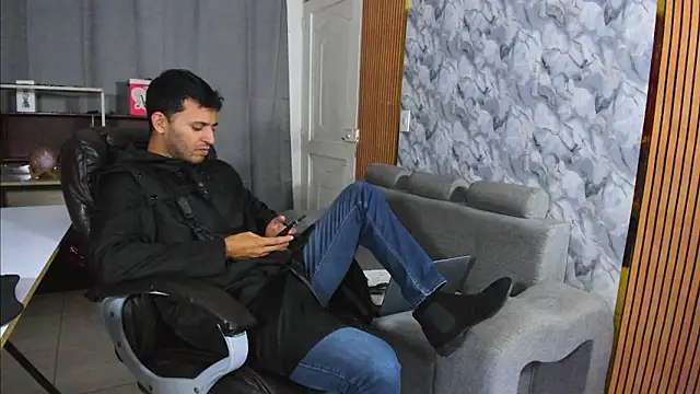 Hideintheoffice online show from 02.05.26