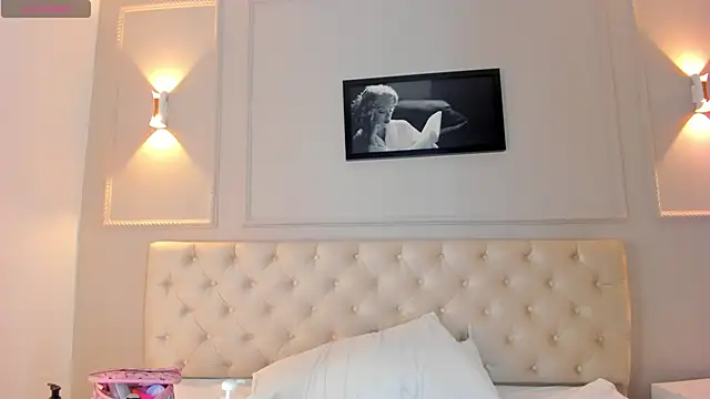 Snapshot of anniemartinezz chatting on 12.19.24 anniemartinezz online show from 12.19.24