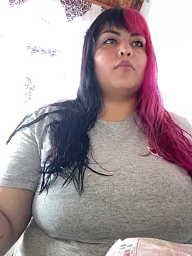 Snapshot of Pinky-Flower chatting on 01.04.25 Pinky-Flower online show from 01.04.25