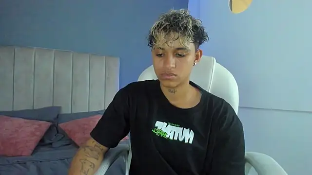 Snapshot of Dominick_jones chatting on 01.12.25 Dominick jones online show from 01.12.25