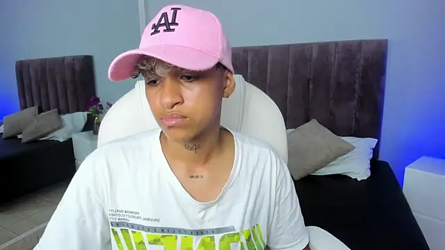 Snapshot of Dominick_jones chatting on 02.07.25 Dominick jones online show from 02.07.25