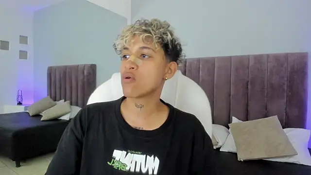 Snapshot of Dominick_jones chatting on 02.11.25 Dominick jones online show from 02.11.25