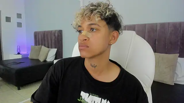 Snapshot of Dominick_jones chatting on 02.12.25 Dominick jones online show from 02.12.25