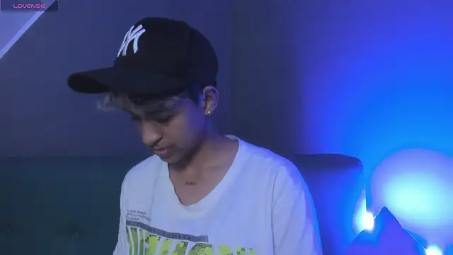 Snapshot of Dominick_jones chatting on 03.03.25 Dominick jones online show from 03.03.25