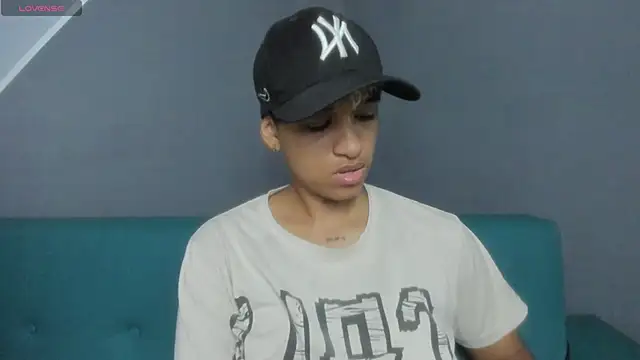 Snapshot of Dominick_jones chatting on 03.05.25 Dominick jones online show from 03.05.25