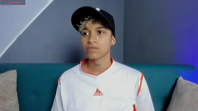 Snapshot of Dominick_jones chatting on 03.07.25 Dominick jones online show from 03.07.25