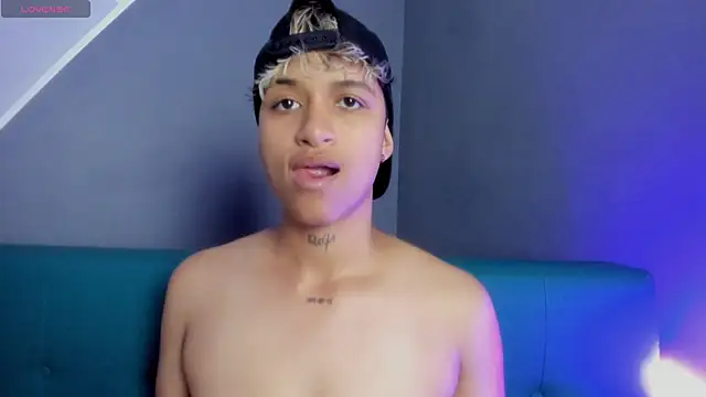 Snapshot of Dominick_jones chatting on 03.07.25 Dominick jones online show from 03.07.25