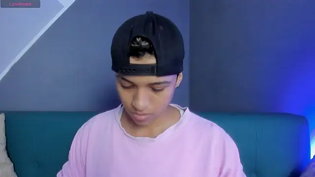 Snapshot of Dominick_jones chatting on 03.09.25 Dominick jones online show from 03.09.25