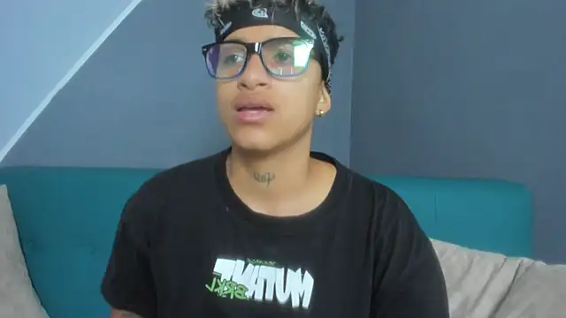 Snapshot of Dominick_jones chatting on 03.18.25 Dominick jones online show from 03.18.25