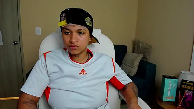 Snapshot of Dominick_jones chatting on 09.10.25 Dominick jones online show from 09.10.25