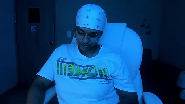 Snapshot of Dominick_jones chatting on 10.04.25 Dominick jones online show from 10.04.25