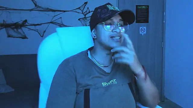 Snapshot of Dominick_jones chatting on 10.07.25 Dominick jones online show from 10.07.25