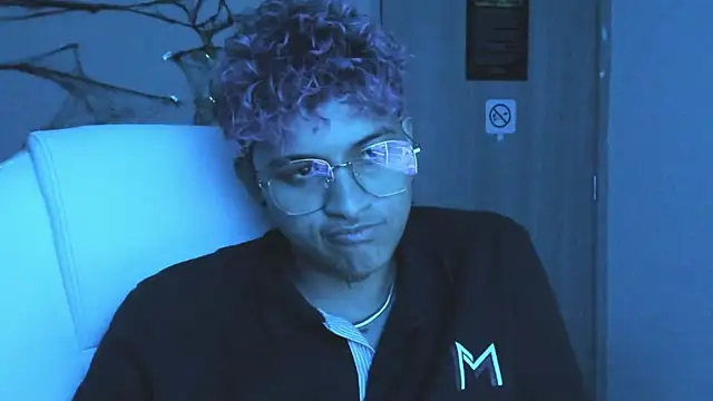 Snapshot of Dominick_jones chatting on 10.10.25 Dominick jones online show from 10.10.25