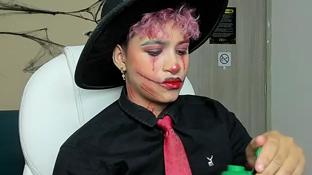 Snapshot of Dominick_jones chatting on 10.12.25 Dominick jones online show from 10.12.25