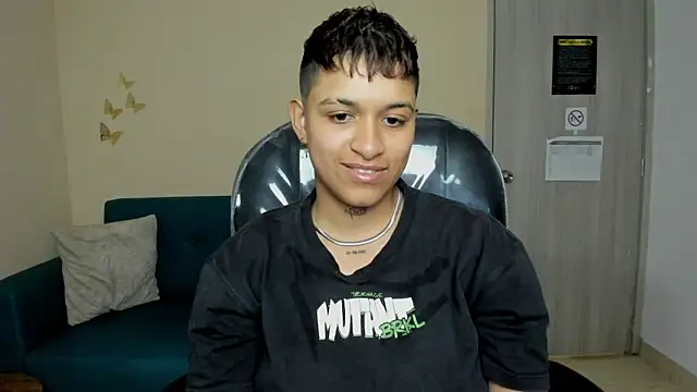 Snapshot of Dominick_jones chatting on 11.05.25 Dominick jones online show from 11.05.25