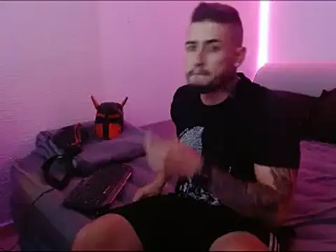 Snapshot of miia-liiam chatting on 01.11.25 miia-liiam online show from 01.11.25