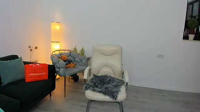 Snapshot of Aileen_Stone chatting on 10.30.25 Aileen Stone online show from 10.30.25