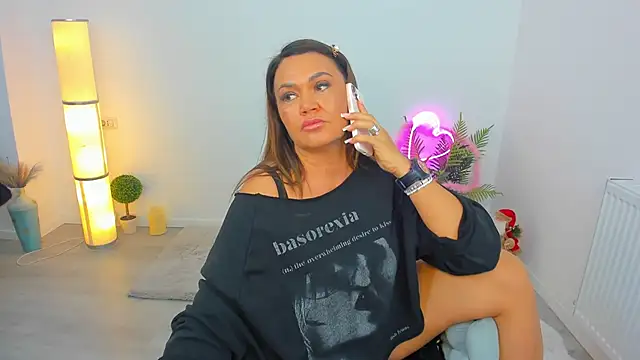 Snapshot of Aileen_Stone chatting on 11.30.25 Aileen Stone online show from 11.30.25