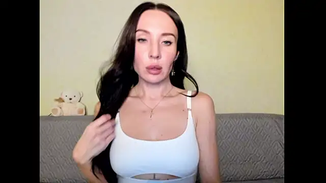 Snapshot of One_of_the_girls chatting on 02.08.25 One of the girls online show from 02.08.25