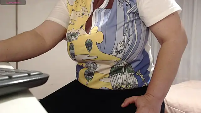 Snapshot of MommyHelpsmee chatting on 10.11.25 MommyHelpsmee online show from 10.11.25