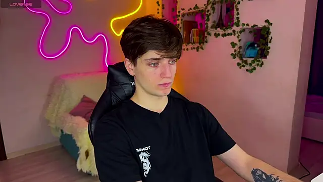 RobertAndLinela online show from 02.14.25