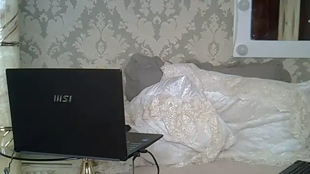 Snapshot of EllaJohnsonX chatting on 07.21.26 EllaJohnsonX online show from 07.21.26