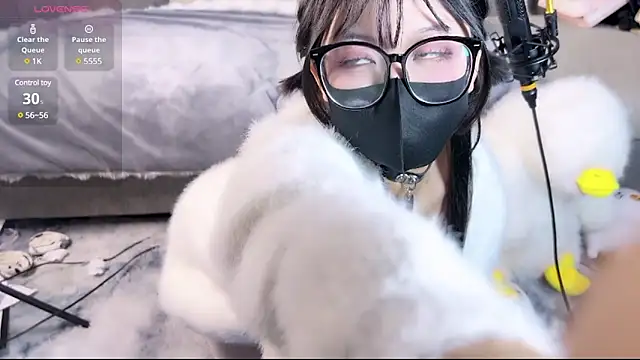 Yu UwU  online show from 01.01.25