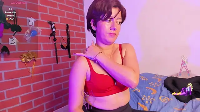 Laura hellss online show from 01.10.25
