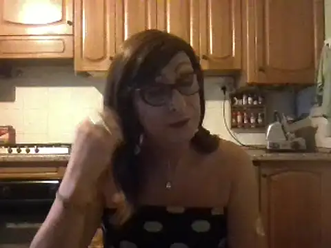 Snapshot of Tiabet chatting on 10.28.25 Tiabet online show from 10.28.25