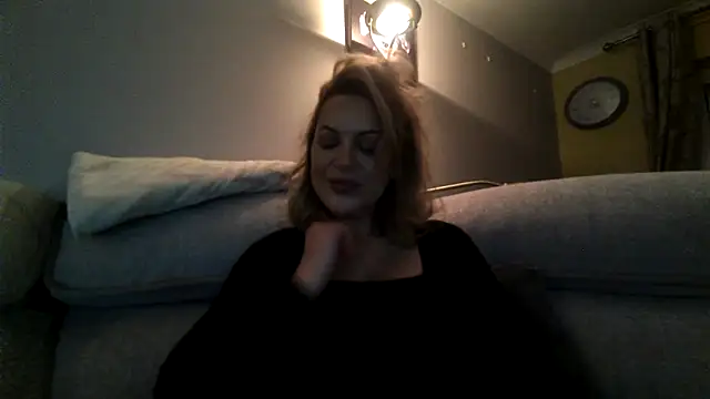 Snapshot of Gigi-Honey chatting on 10.17.25 Gigi-Honey online show from 10.17.25