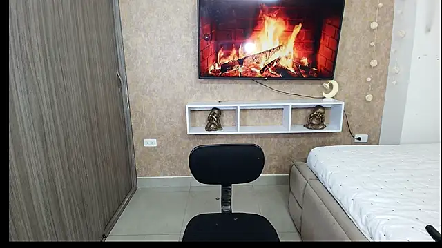 Snapshot of sexy_melany_xxx chatting on 12.22.24 sexy melany xxx online show from 12.22.24