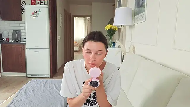 Snapshot of KristineEsme chatting on 04.23.26 KristineEsme online show from 04.23.26