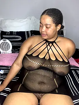 Snapshot of sexytinashe21 chatting on 12.16.25 sexytinashe21 online show from 12.16.25