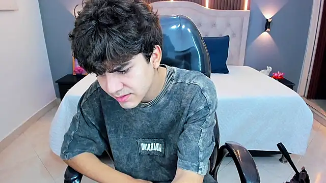 Tommy18   online show from 04.10.26