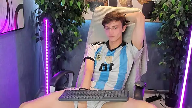 Snapshot of John_Weasley chatting on 10.21.25 John Weasley online show from 10.21.25