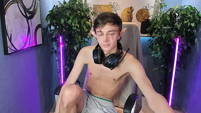 Snapshot of John_Weasley chatting on 10.22.25 John Weasley online show from 10.22.25