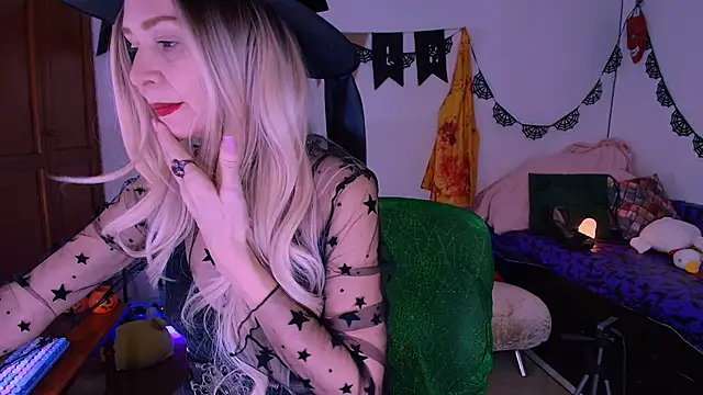Snapshot of antonelawow chatting on 10.14.25 antonelawow online show from 10.14.25