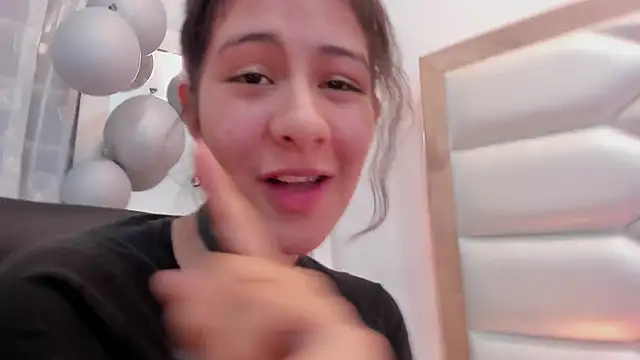 Snapshot of MiaQueen021 chatting on 03.23.25 MiaQueen021 online show from 03.23.25