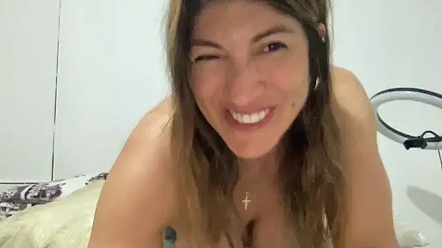 Snapshot of LunaBeya chatting on 09.18.25 LunaBeya online show from 09.18.25