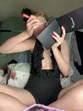 Snapshot of VioletxBlue chatting on 04.28.26 VioletxBlue online show from 04.28.26