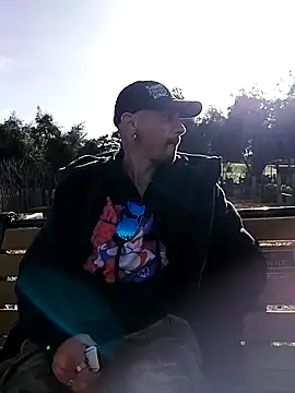 Snapshot of AQuickPhyx chatting on 03.16.25 AQuickPhyx online show from 03.16.25