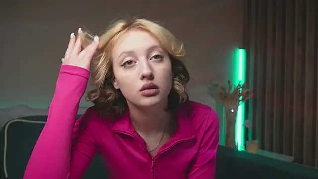 Snapshot of milasmiu chatting on 02.12.25 milasmiu online show from 02.12.25