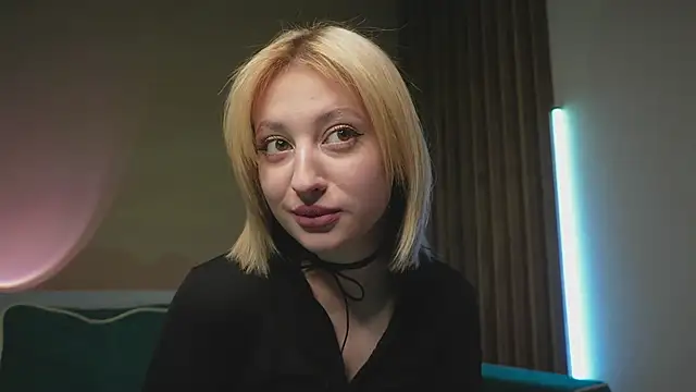 Snapshot of milasmiu chatting on 02.13.25 milasmiu online show from 02.13.25