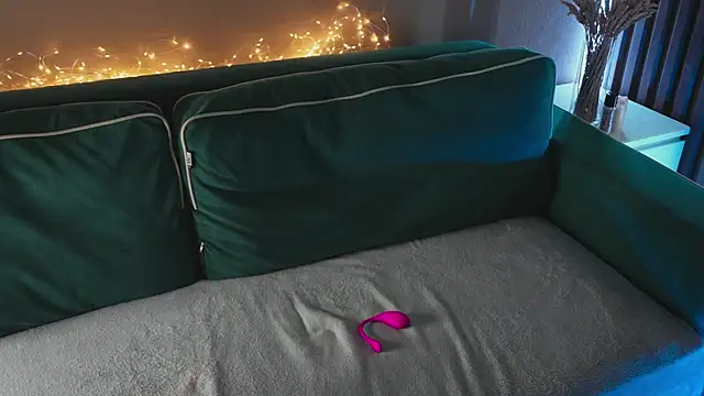 Snapshot of milasmiu chatting on 02.18.25 milasmiu online show from 02.18.25