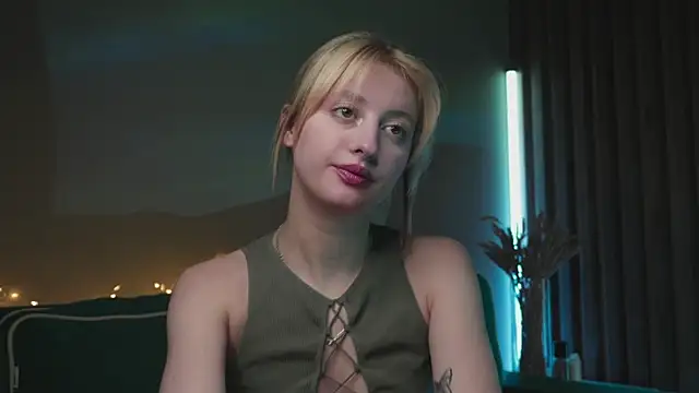 Snapshot of milasmiu chatting on 02.18.25 milasmiu online show from 02.18.25