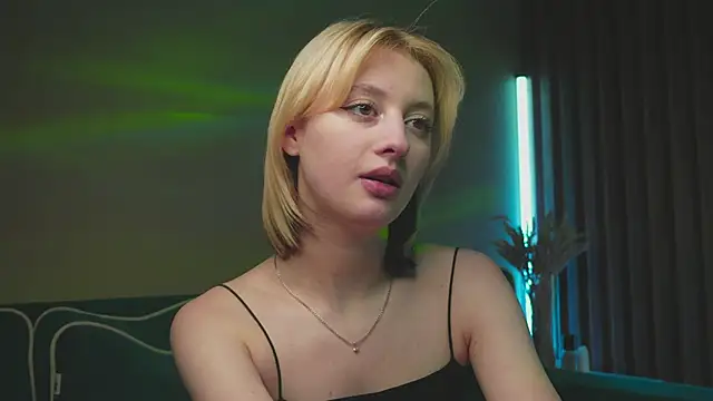 Snapshot of milasmiu chatting on 02.19.25 milasmiu online show from 02.19.25