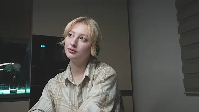 Snapshot of milasmiu chatting on 02.21.25 milasmiu online show from 02.21.25