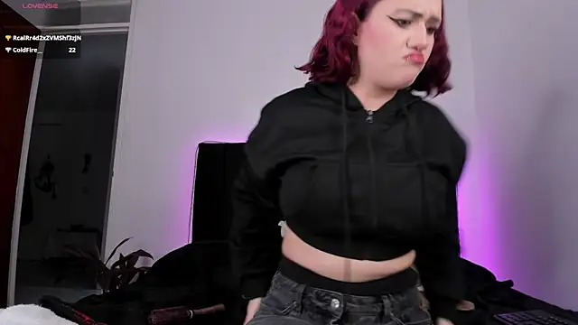 Snapshot of raven__white1 chatting on 02.14.25 raven white1 online show from 02.14.25